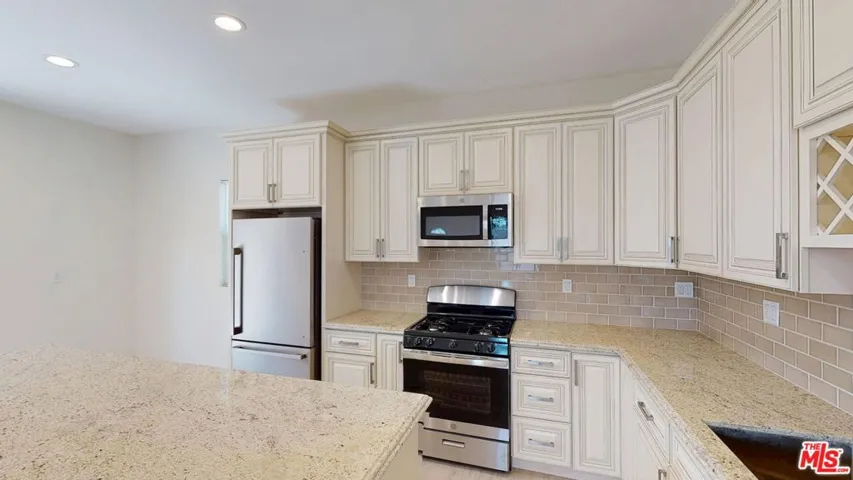 7252 Glade Avenue, Canoga Park, California 91303