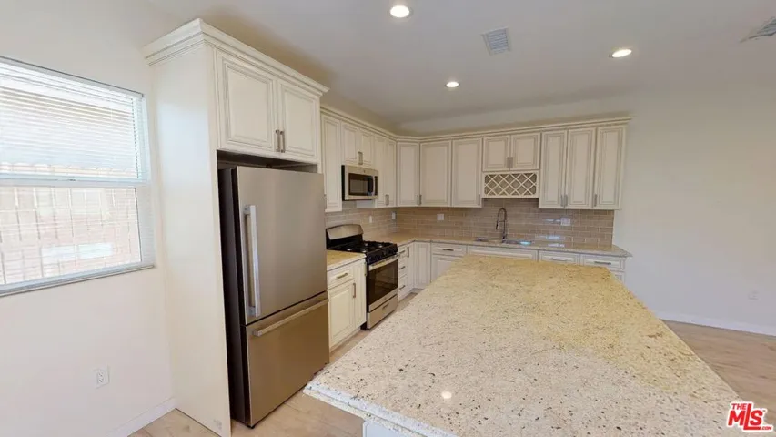7252 Glade Avenue, Canoga Park, California 91303