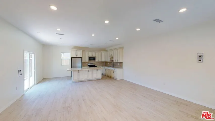 7252 Glade Avenue, Canoga Park, California 91303