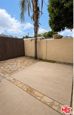 7252 Glade Avenue, Canoga Park, California 91303