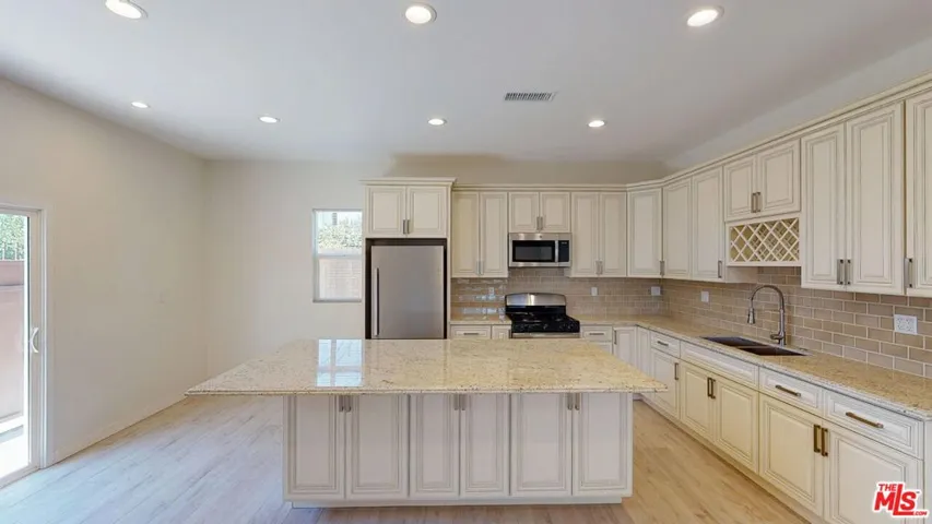 7252 Glade Avenue, Canoga Park, California 91303