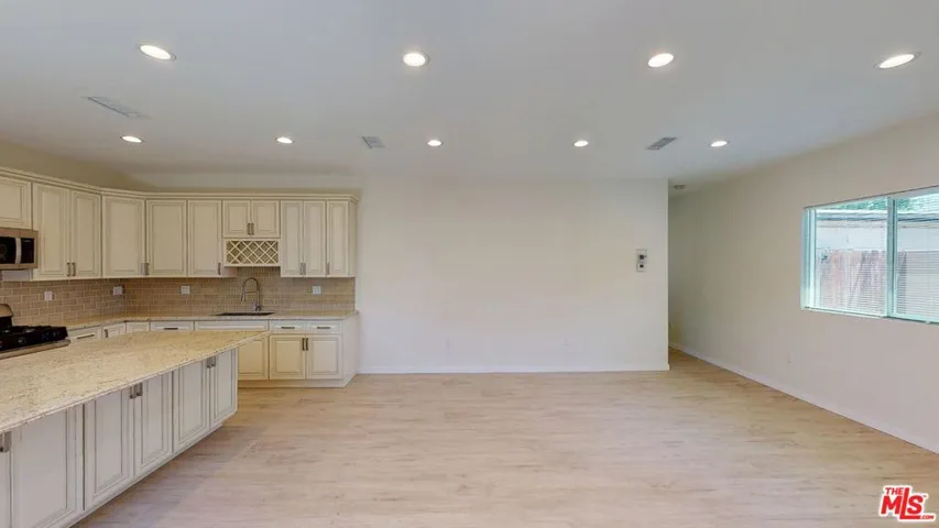 7252 Glade Avenue, Canoga Park, California 91303