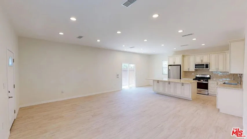 7252 Glade Avenue, Canoga Park, California 91303