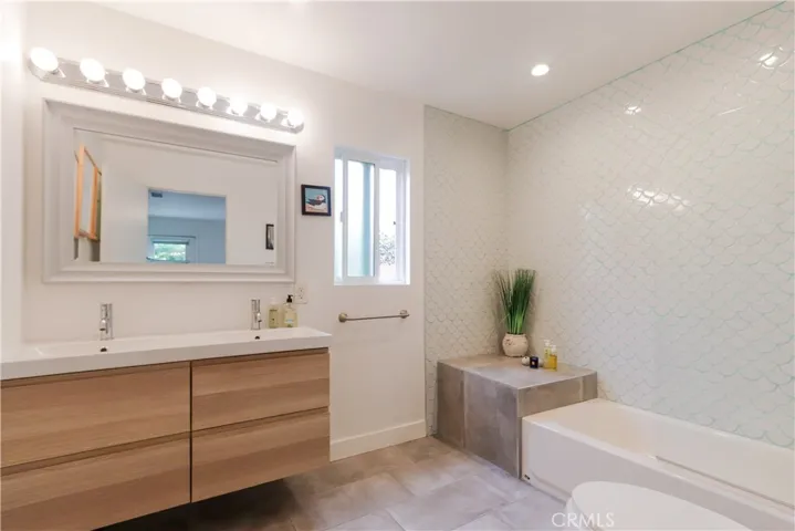 Primary En-suite Bath