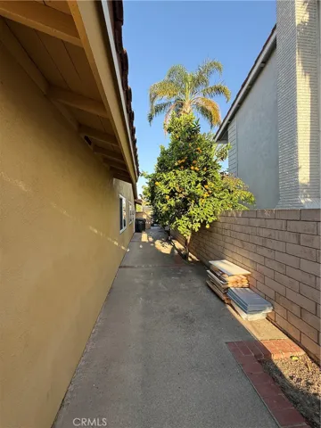 Side yard off garage