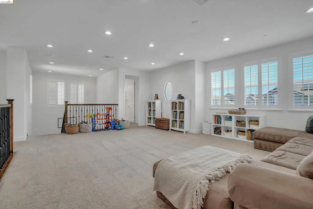Upstairs Spaceous Loft