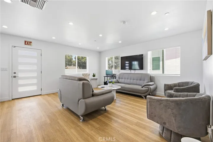 18853 Saticoy, Reseda, California 91335