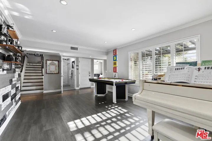 5176 Don Pio Drive, Woodland Hills, California 91364