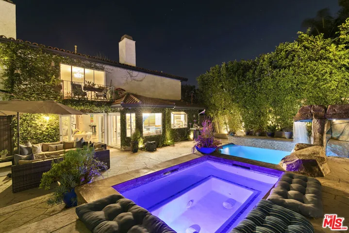 5176 Don Pio Drive, Woodland Hills, California 91364