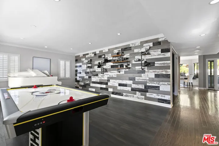 5176 Don Pio Drive, Woodland Hills, California 91364
