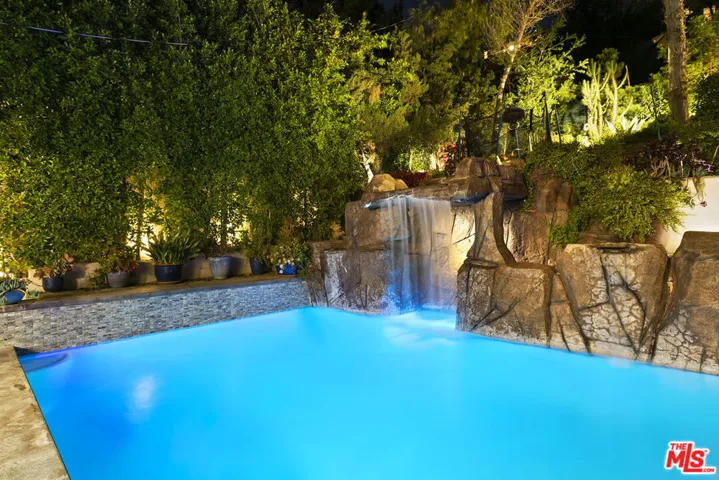 5176 Don Pio Drive, Woodland Hills, California 91364