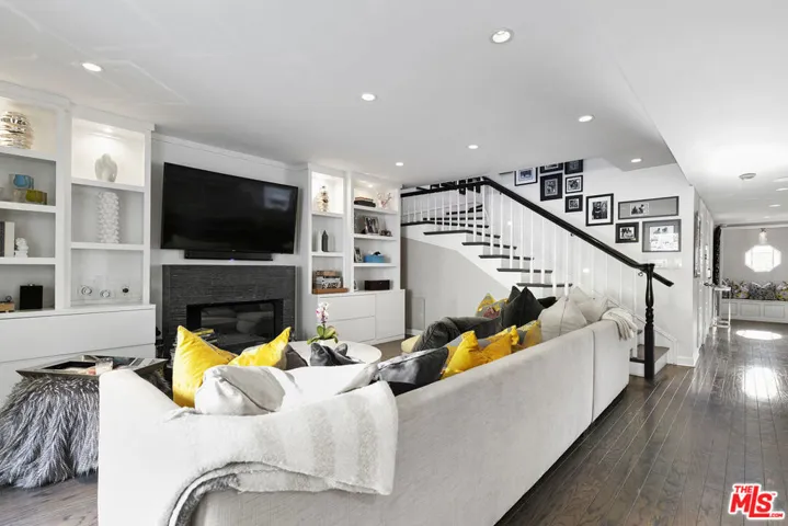 5176 Don Pio Drive, Woodland Hills, California 91364