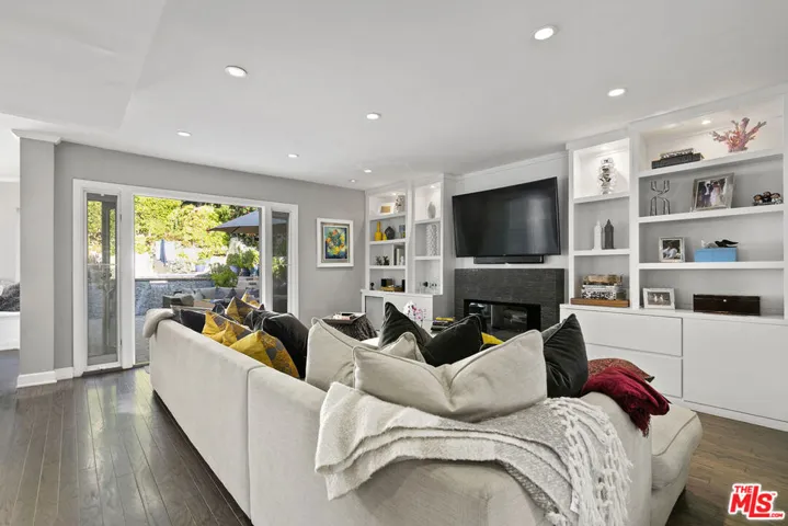 5176 Don Pio Drive, Woodland Hills, California 91364