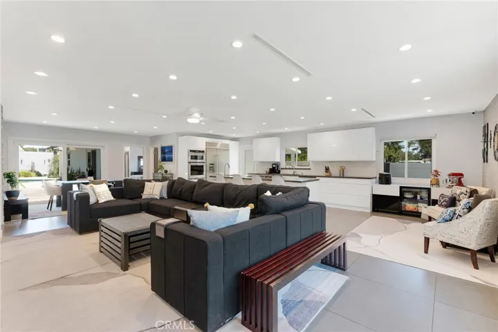 23051 Burbank Boulevard, Woodland Hills, California 91367