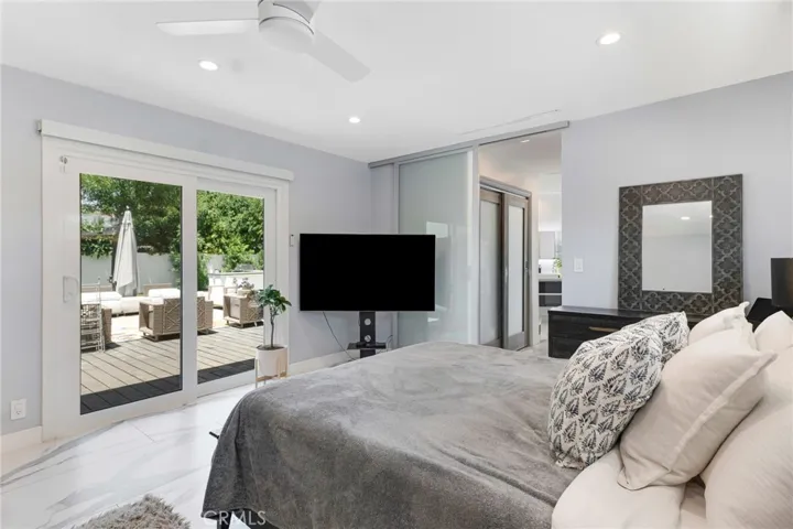 23051 Burbank Boulevard, Woodland Hills, California 91367