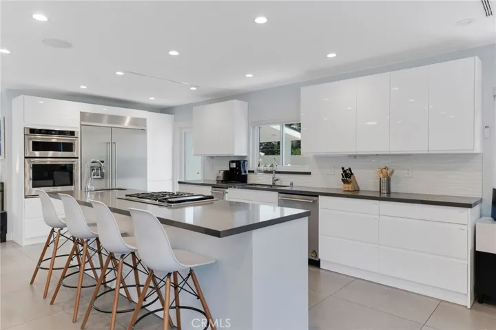 23051 Burbank Boulevard, Woodland Hills, California 91367