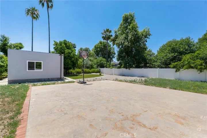 23051 Burbank Boulevard, Woodland Hills, California 91367