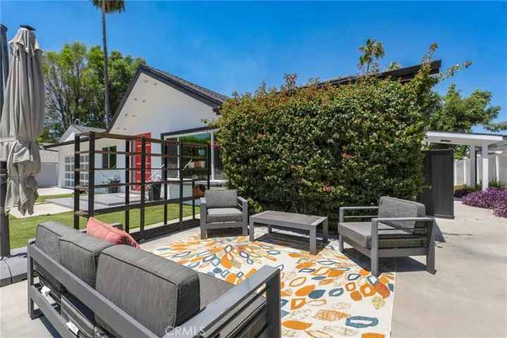 23051 Burbank Boulevard, Woodland Hills, California 91367