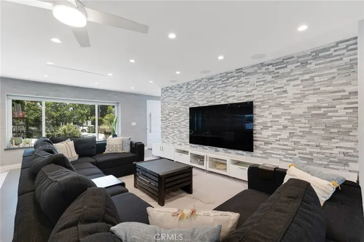 23051 Burbank Boulevard, Woodland Hills, California 91367