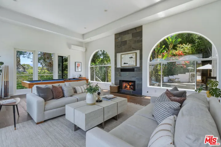 11528 Decente Drive, Studio City, California 91604