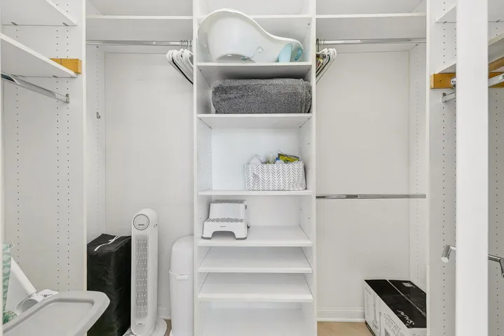 26 MASTER CLOSET MLS