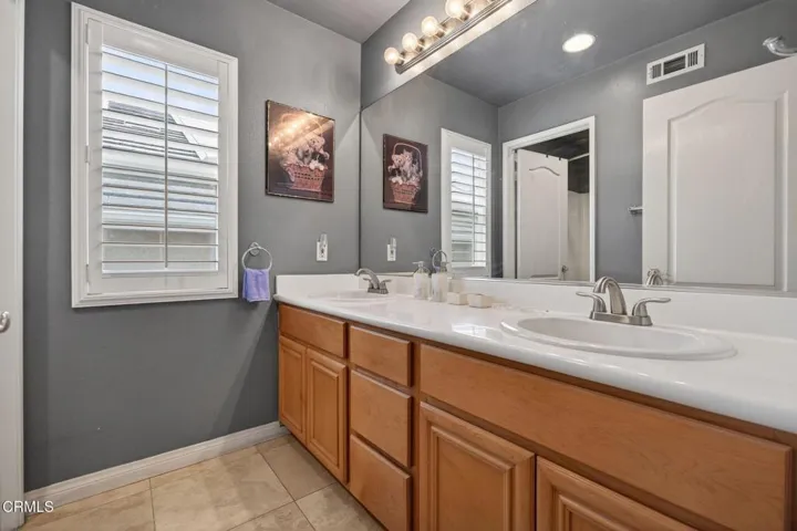 33-web-or-mls-Upmarketmedia_647Wal-097