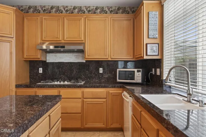 15-web-or-mls-Upmarketmedia_647Wal-043
