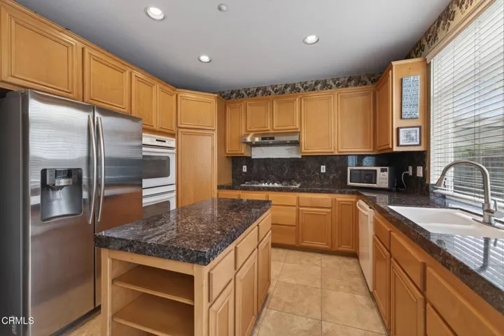 14-web-or-mls-Upmarketmedia_647Wal-042