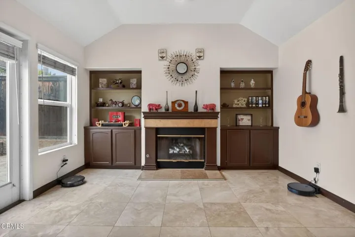 20-web-or-mls-Upmarketmedia_647Wal-060