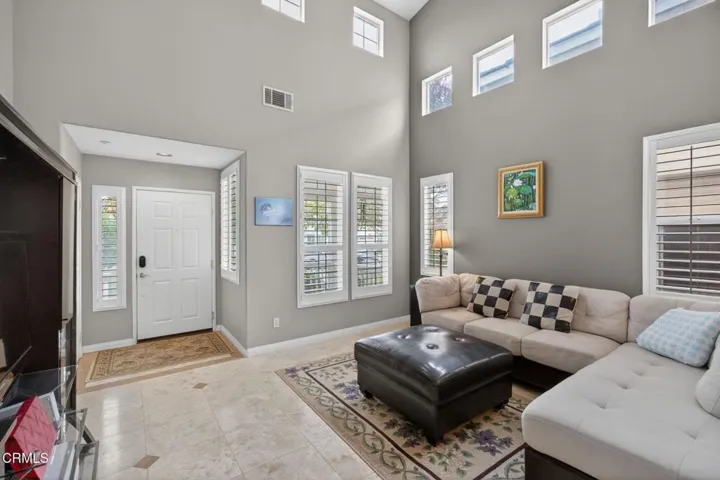 7-web-or-mls-Upmarketmedia_647Wal-016