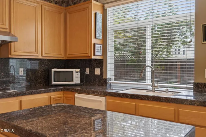13-web-or-mls-Upmarketmedia_647Wal-037
