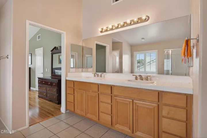 27-web-or-mls-Upmarketmedia_647Wal-079