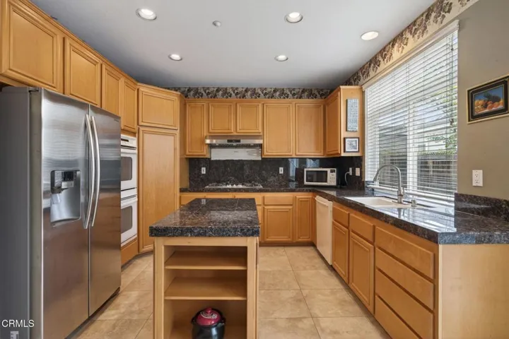 12-web-or-mls-Upmarketmedia_647Wal-034