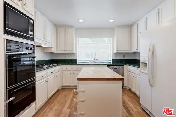 18135 Burbank 11, Tarzana, California 91356