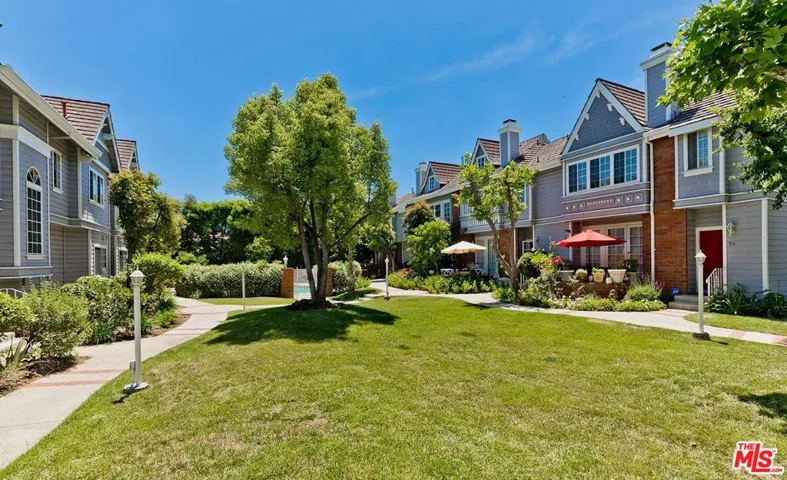 18135 Burbank 11, Tarzana, California 91356