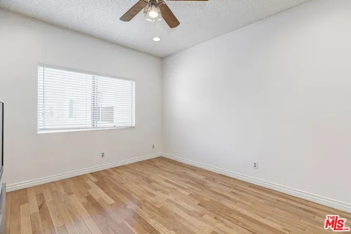 18135 Burbank 11, Tarzana, California 91356