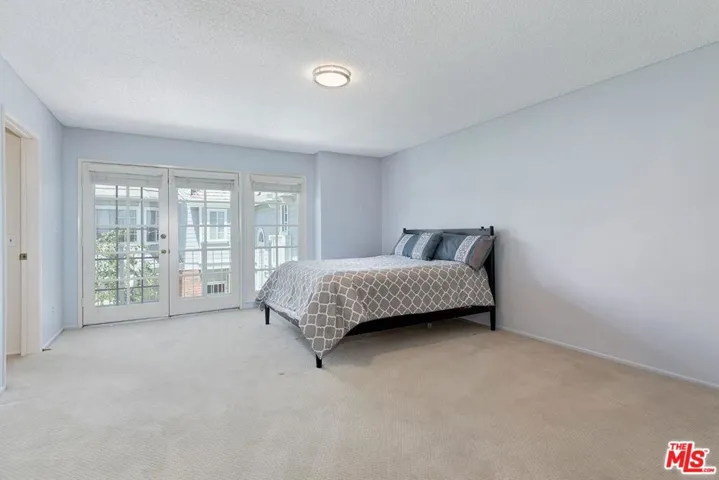 18135 Burbank 11, Tarzana, California 91356