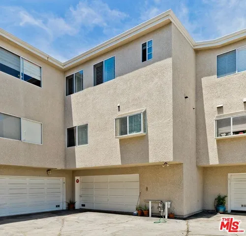 18135 Burbank 11, Tarzana, California 91356
