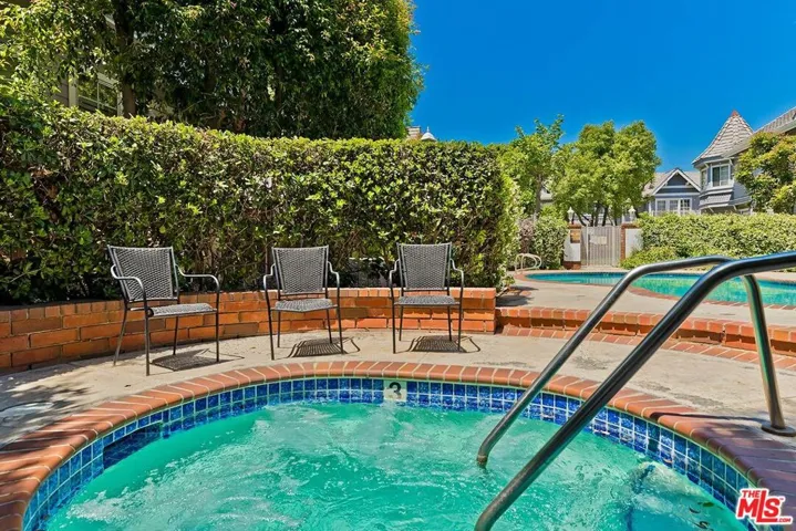 18135 Burbank 11, Tarzana, California 91356