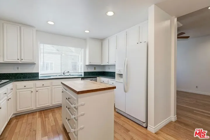 18135 Burbank 11, Tarzana, California 91356