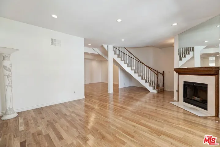 18135 Burbank 11, Tarzana, California 91356