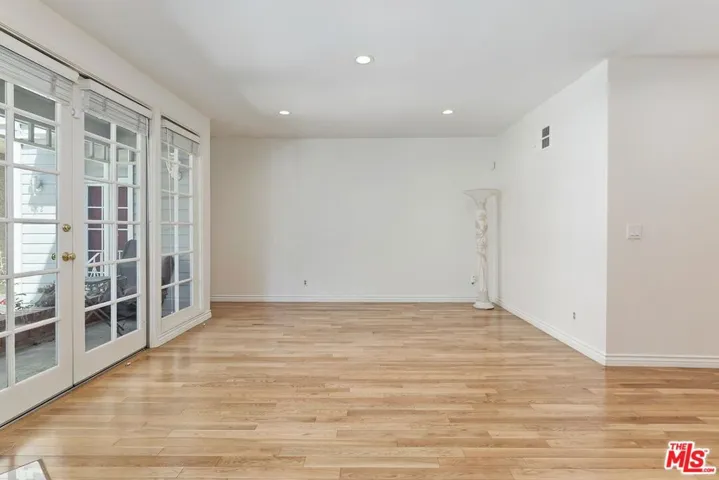 18135 Burbank 11, Tarzana, California 91356