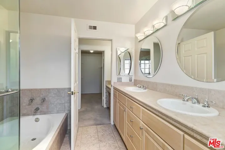 18135 Burbank 11, Tarzana, California 91356
