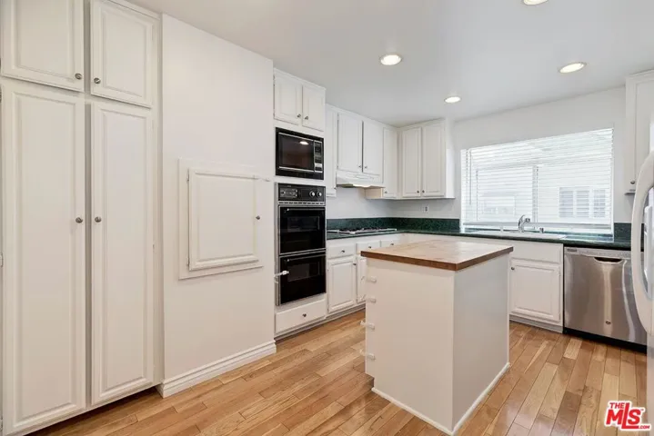 18135 Burbank 11, Tarzana, California 91356