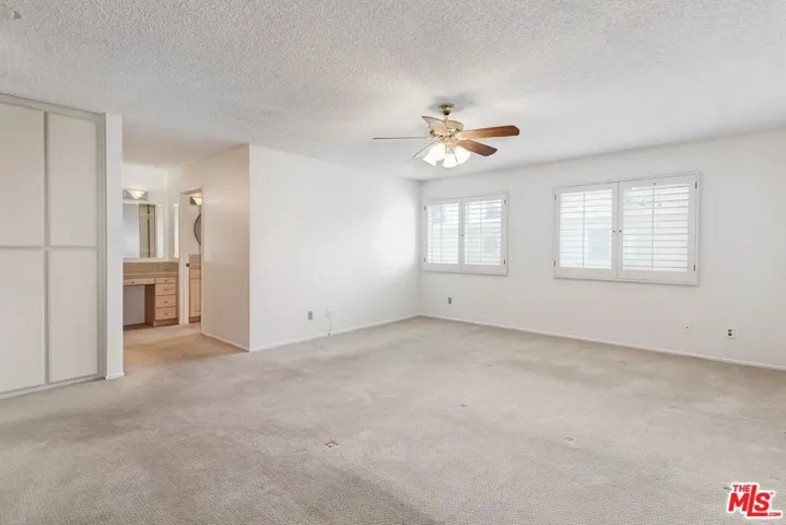 18135 Burbank 11, Tarzana, California 91356