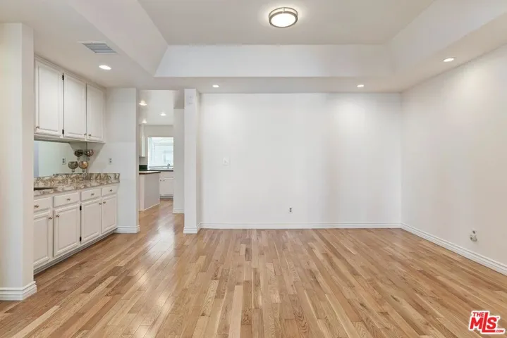 18135 Burbank 11, Tarzana, California 91356