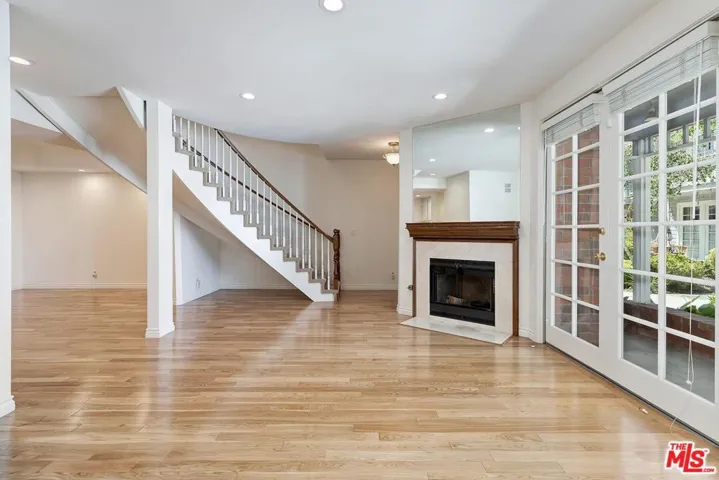 18135 Burbank 11, Tarzana, California 91356