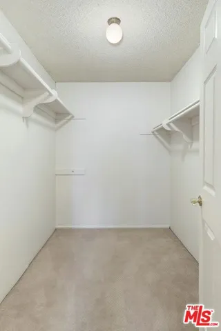 18135 Burbank 11, Tarzana, California 91356