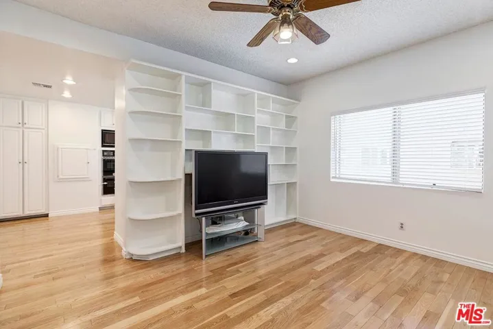 18135 Burbank 11, Tarzana, California 91356