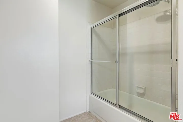 18135 Burbank 11, Tarzana, California 91356